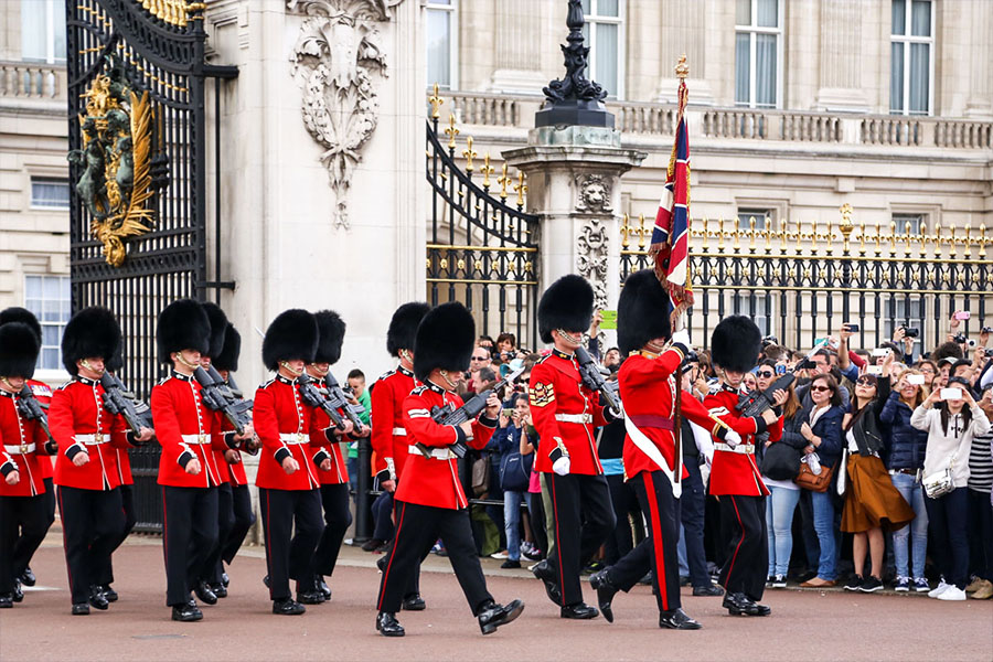 changing-of-the-guard-buckingham-palace-1